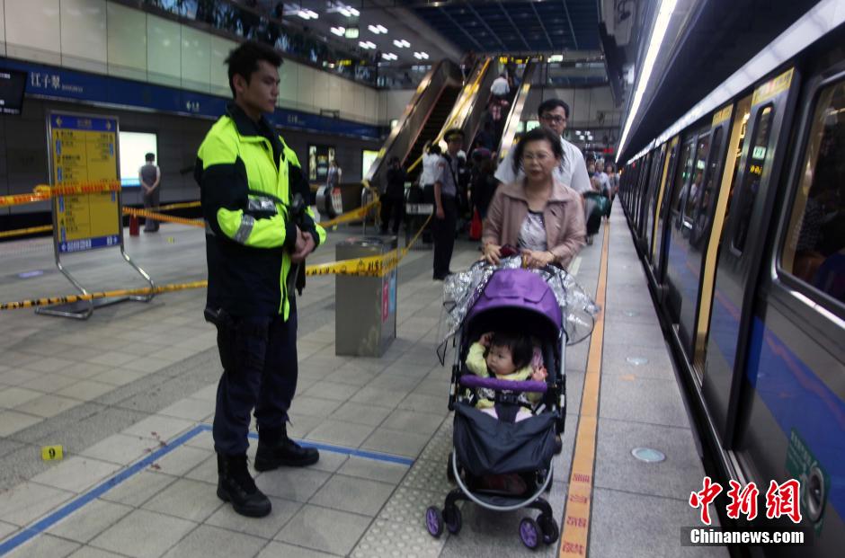 圖為新北市警察在現(xiàn)場(chǎng)勘查。中新社發(fā) 劉舒凌 攝