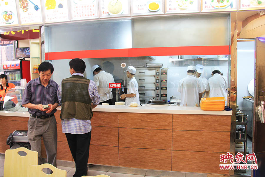 店面仍處于“試營業(yè)”狀態(tài),后廚的設(shè)備嶄新,看起來還算整潔。