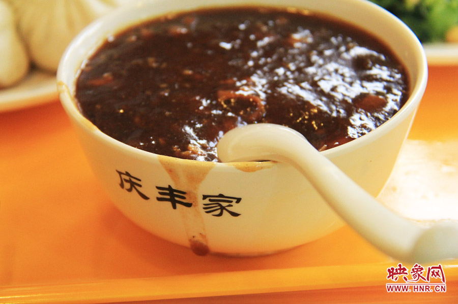 一碗炒肝,看上去也有滋有味。