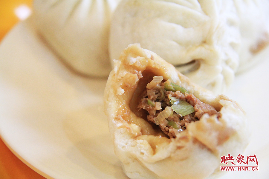 記者特意叫上一位去過北京正宗慶豐包子鋪的朋友前往試吃鑒定,兩者的味道差不多。