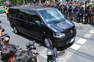 英拉向泰國軍方報到后被扣留。