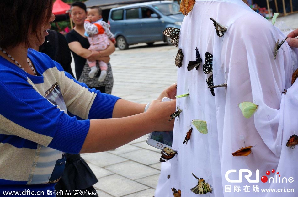 “蝴蝶仙子”身穿上百只剛剛扎死的蝴蝶。圖片來源：老祝/東方IC