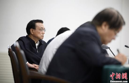 李克強(qiáng)在赤峰主持召開部分企業(yè)與金融機(jī)構(gòu)負(fù)責(zé)人座談會。