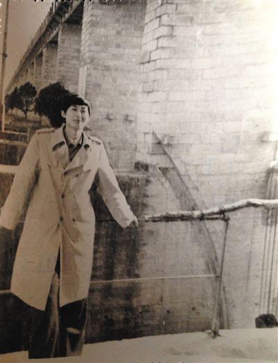 1995年，于英生在蚌埠淮河閘上留影。