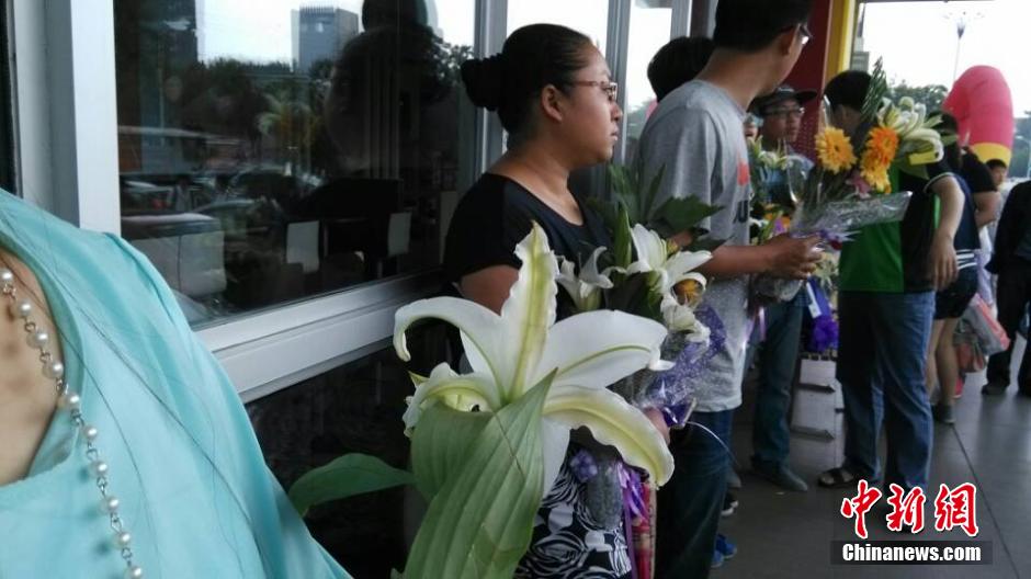 山東招遠(yuǎn)民眾自發(fā)悼念“5·28”受害者 山東招遠(yuǎn)民眾自發(fā)悼念“5·28”受害者