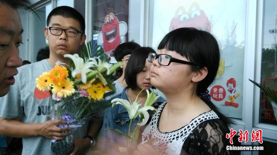 山東招遠(yuǎn)民眾自發(fā)悼念“5·28”受害者 山東招遠(yuǎn)民眾自發(fā)悼念“5·28”受害者