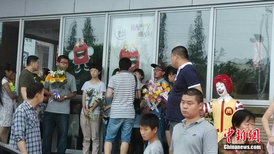 山東招遠(yuǎn)民眾自發(fā)悼念“5·28”受害者 山東招遠(yuǎn)民眾自發(fā)悼念“5·28”受害者