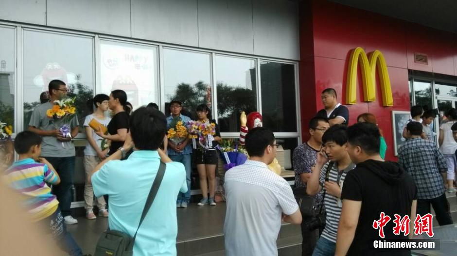 山東招遠(yuǎn)民眾自發(fā)悼念“5·28”受害者 山東招遠(yuǎn)民眾自發(fā)悼念“5·28”受害者