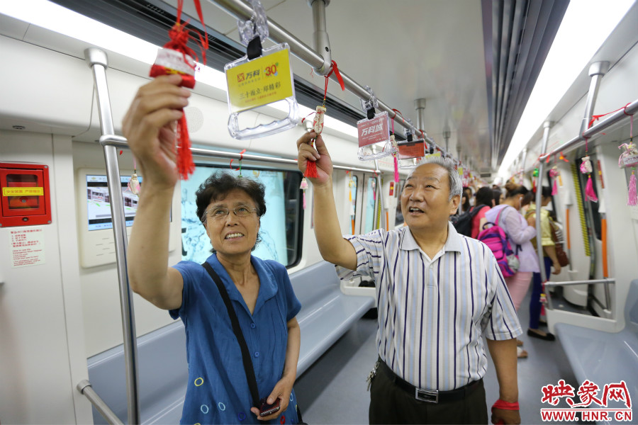 濃濃的端午文化吸引了不少老年人前來乘坐地鐵。