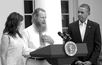 美國(guó)總統(tǒng)奧巴馬和伯格達(dá)爾的父母共同出席新聞發(fā)布會(huì)。圖/CFP