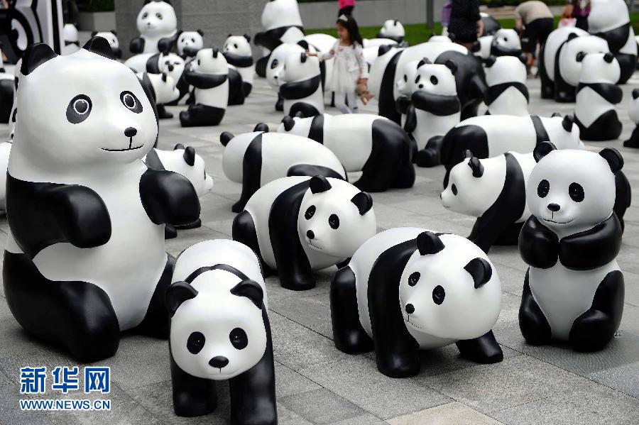 這是6月2日在上海靜安嘉里中心廣場(chǎng)拍攝的萌態(tài)百出的“熊貓”大軍。