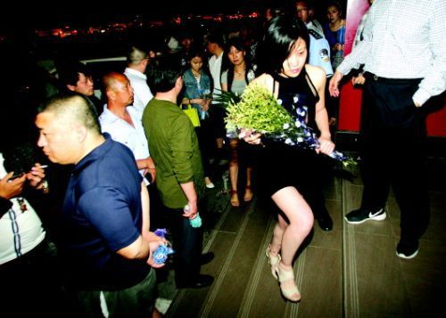 血案發(fā)生幾天來，很多招遠(yuǎn)市民自發(fā)送來鮮花，悼念逝者。本報記者趙金陽見習(xí)記者呂奇攝