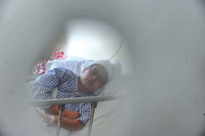 　6月3日，被打的值班醫(yī)生在病房接受治療。新華社發(fā)