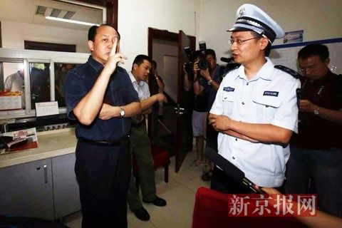 國家文物局的一名工作人員正在與執(zhí)法人員對(duì)峙。新京報(bào)記者 高瑋 攝