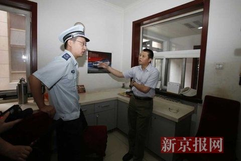 國家文物局的一名工作人員正在與執(zhí)法人員對(duì)峙。新京報(bào)記者 高瑋 攝