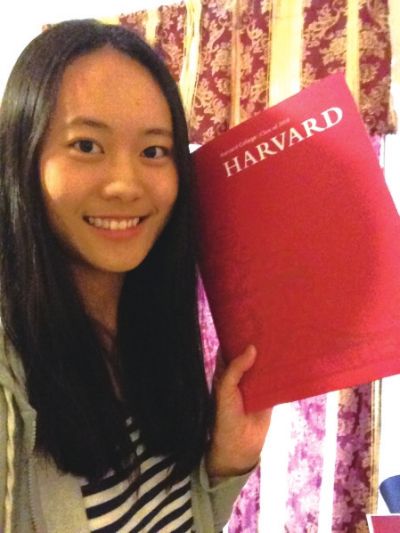 一米七二的身高，小麥色的皮膚，長發(fā)近乎及腰，灰色的連衣裙，當(dāng)“美范兒”十足的張媛琦出現(xiàn)在記者面前時，記者很難想象如此成熟的她才只有19歲。