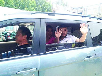 孫正龍和妻子、家人，揮手和醫(yī)護(hù)人員告別。張凌飛