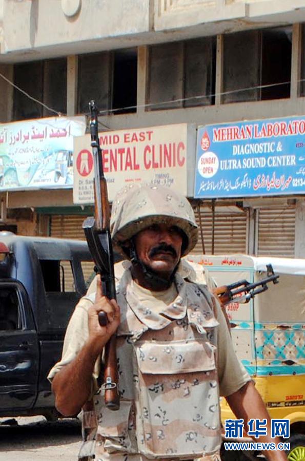 6月10日，在巴基斯坦南部城市卡拉奇真納國際機場附近，安全人員在街頭警戒。