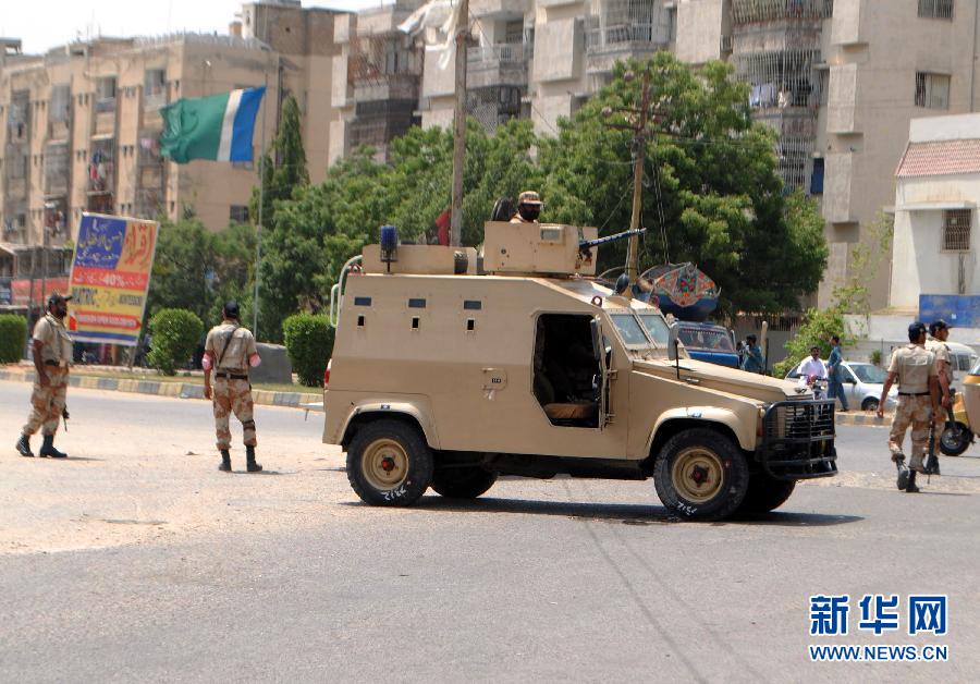 6月10日，在巴基斯坦南部城市卡拉奇真納國際機場附近，安全人員在街頭警戒。