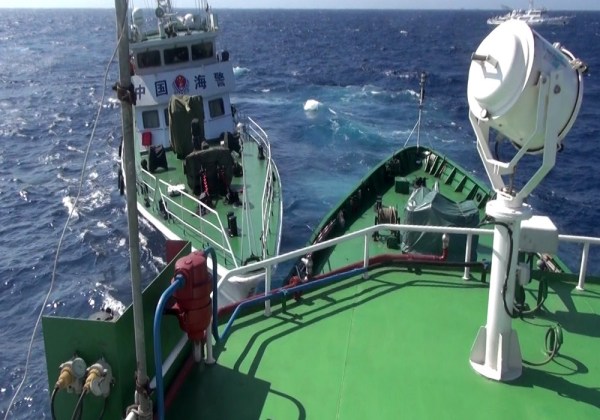 越南拍攝的中國?？樟α孔o(hù)衛(wèi)981鉆井平臺(tái)。