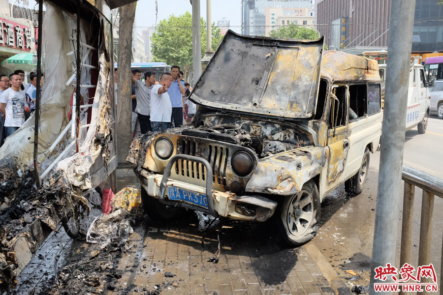 火災(zāi)撲滅后，交警部門將車進(jìn)行拖離。