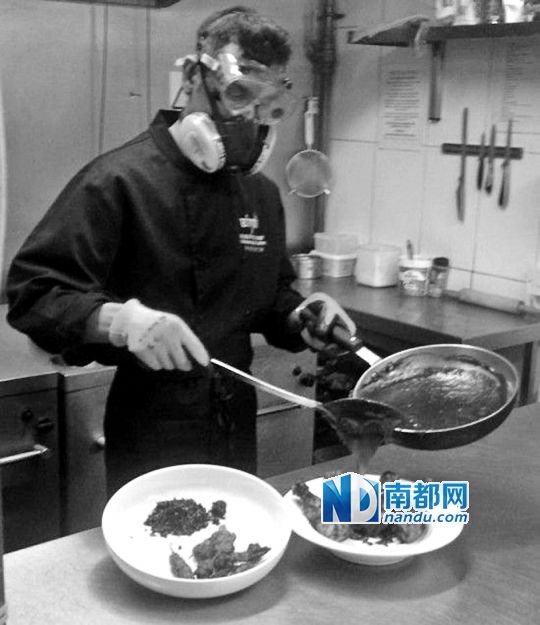 廚師在烹制最辣雞腿醬時要戴“防辣”面罩。