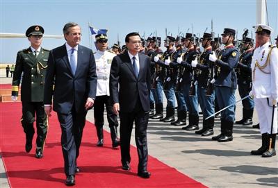 　6月19日，國務(wù)院總理李克強(qiáng)乘專機(jī)抵達(dá)雅典國際機(jī)場(chǎng)，開始對(duì)希臘進(jìn)行正式訪問。