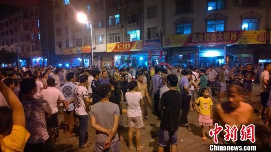 事發(fā)后民眾仍未離去。 王剛 攝