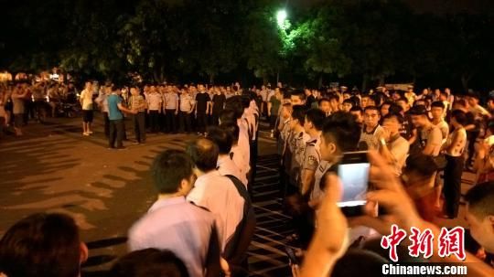 大批警力集中撤離現(xiàn)場。 王剛 攝