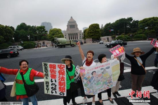 當?shù)貢r間5月13日，日本示威者在位于東京的國會議事堂外高喊口號，反對日本政府計劃修憲以解禁自衛(wèi)權(quán)。