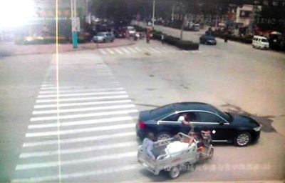 23日中午，陳母被突然噴毒。新京報記者 王瑞鋒 攝