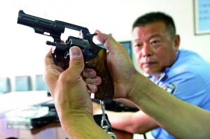 出發(fā)前,認(rèn)真檢查槍械。