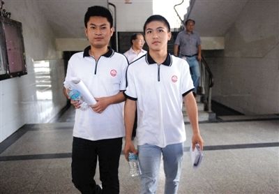 昨日下午5時(shí),江西宜春“奪刀少年”柳艷兵和易政勇順利完成單獨(dú)高考,走出考場(chǎng)。