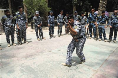 　5日，伊拉克巴格達，新招募的安全部隊成員進行訓練。