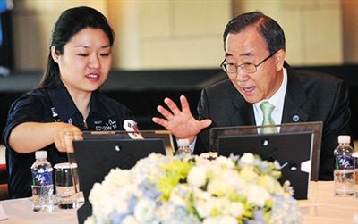 2008年7月，聯(lián)合國秘書長回到韓國時，特意會見李炤燕。