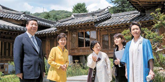 照片中左起分別是習(xí)近平、樸槿惠、家具博物館館長(zhǎng)鄭美淑(音)、隨同翻譯、彭麗媛。