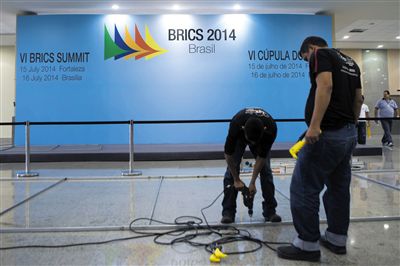 　13日，福塔萊薩的塞阿拉州會展中心，工作人員布置會場新聞發(fā)布廳。