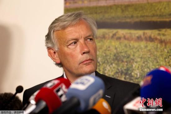 7月17日，在荷蘭阿姆斯特丹斯希普霍爾機(jī)場舉行的的新聞發(fā)布會(huì)上，馬航歐洲區(qū)負(fù)責(zé)人介紹情況。