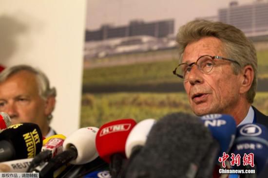 7月17日，在荷蘭阿姆斯特丹斯希普霍爾機(jī)場舉行的的新聞發(fā)布會(huì)上，馬航歐洲區(qū)負(fù)責(zé)人介紹情況。