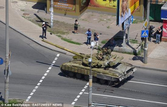 當(dāng)?shù)貢r(shí)間7月21日,烏克蘭政府軍和民間武裝在頓涅茨克機(jī)場火車站附近發(fā)生激烈交火,火車站附近街道受到炮