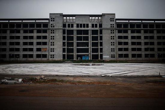 2014年7月11日，安徽省宿州市蕭縣，空置廢棄的縣政府新大樓。 澎湃新聞 楊一 圖