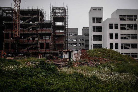 2014年7月11日，安徽省宿州市蕭縣，荒棄的政府新辦公樓前荒草一片。 澎湃新聞 楊一 圖