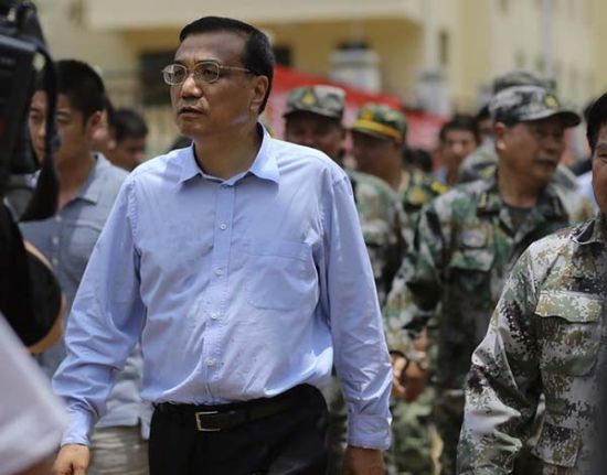 　8月4日，中共中央政治局常委，國(guó)務(wù)院總理李克強(qiáng)在云南魯?shù)榈卣馂?zāi)區(qū)察看災(zāi)情。