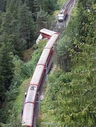 瑞士載200人火車遇山崩脫軌車廂滾下山崖 瑞士載200人火車遇山崩脫軌車廂滾下山崖