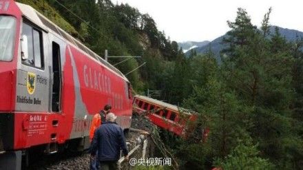 瑞士載200人火車遇山崩脫軌車廂滾下山崖 瑞士載200人火車遇山崩脫軌車廂滾下山崖