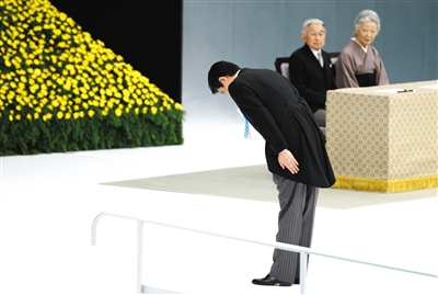 8月15日，日本東京舉行的“全國(guó)戰(zhàn)歿者追悼?jī)x式”上，日本首相安倍晉三向戰(zhàn)歿者鞠躬致意。