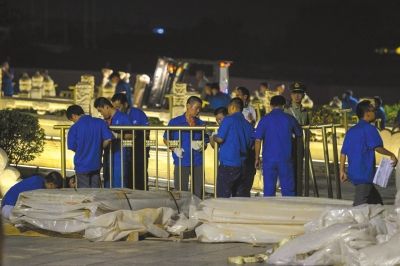 昨晚，工作人員正在為金水橋安裝金色護欄。京華時報記者潘之望攝