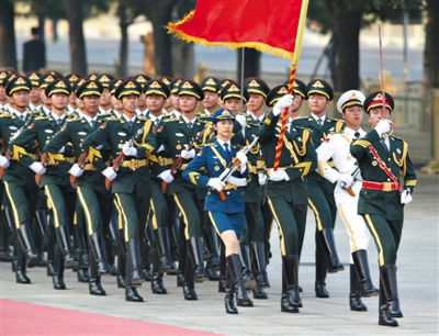 昨日，151人最大陣容的三軍儀仗隊(duì)，著新式禮賓服接受檢閱。這也是解放軍儀仗隊(duì)、軍樂團(tuán)新式禮賓服首次亮