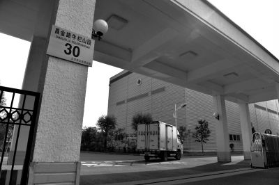 一輛貨車正駛進(jìn)紅會備災(zāi)倉庫。京華時報記者 趙思衡 攝