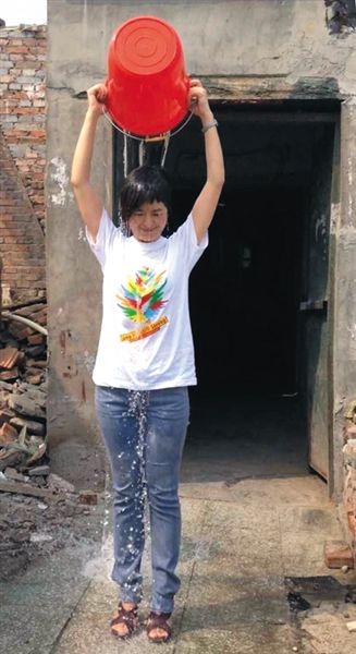 20日下午，央視主持人張泉靈參與“冰桶挑戰(zhàn)賽”。圖片來自微博